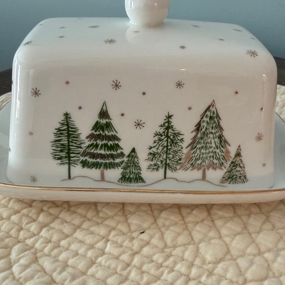 Ceramic Butter Dish with Winter  Pine Tree Design With Gold Trim Snowflakes - Picture 2 of 8
